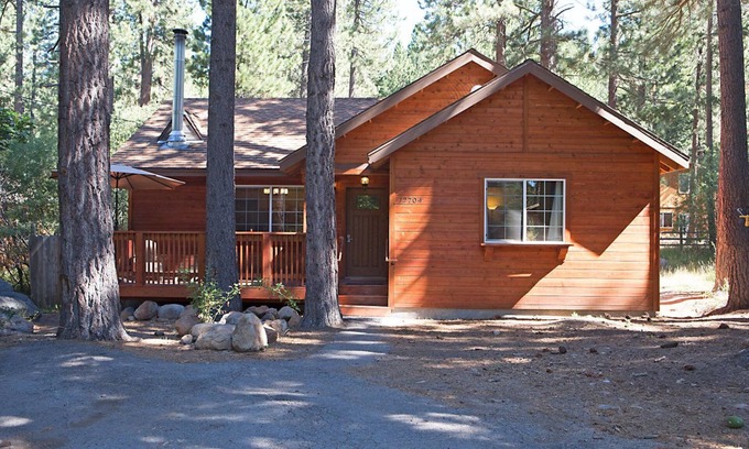 Truckee Cabin | #DonnerBliss⛰HotTub👙FirePit🔥PetFriendly🐶WoodStove🪵