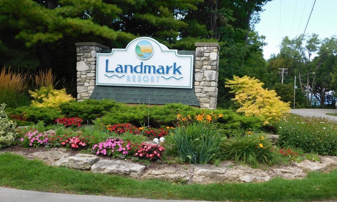 Egg Harbor Condo | DOOR COUNTY GETAWAY @ LANDMARK RESORT - Cozy 1 BR. Wood-view EGG HARBOR