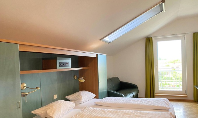 Podersdorf am See House | Doppelzimmer, Stehbakon, Seitl. Seeblick - Seehotel Herlinde