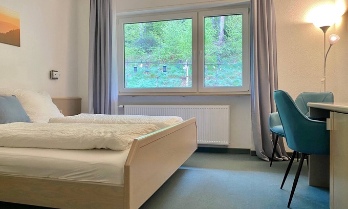 Gernsbach Apartment | Doppelzimmer Deluxe mit Badewanne und WC