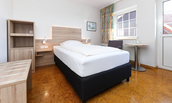 Esens Cottage | Doppelzimmer Nichtraucher Kategorie I - Doppelzimmer in der Hotel-pension Störtebeker