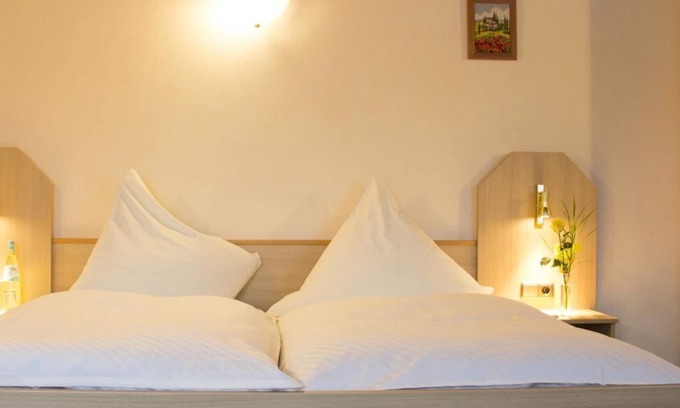 Neroth House | Doppelzimmer Plus Standard ohne Frühstück - Zur Neroburg, Hotel Restaurant