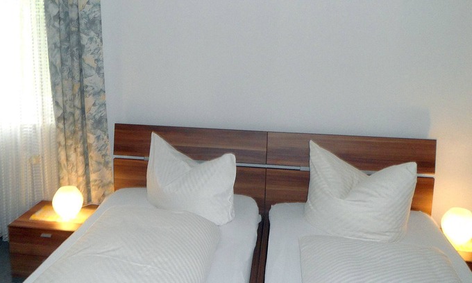 Bad Saeckingen Apartment | Doppelzimmer Typ A mit Dusche, WC, Telefon, TV