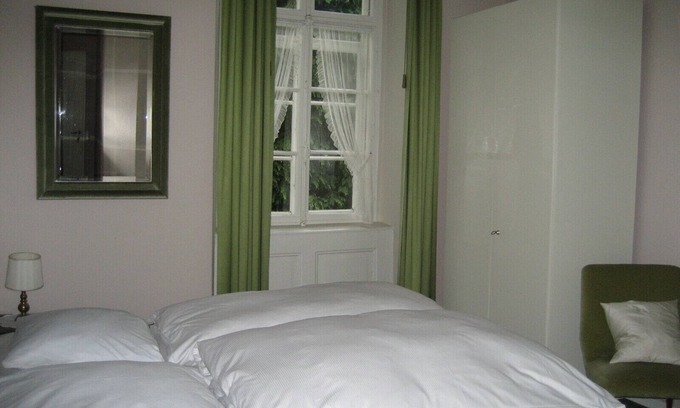 Badenweiler Apartment | Doppelzimmer "waldmooszimmer" mit Dusche/wc