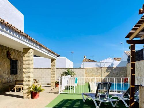 Conil de la Frontera House | Dos Chalets Separados con Piscina Privada Cada Uno - Perfectos para Grupos Grandes Cerca del Pueblo