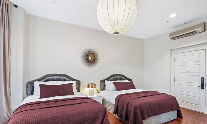 Downtown Baltimore Hotel | Double Bed Cozy Studio in Historic Mt. Vernon