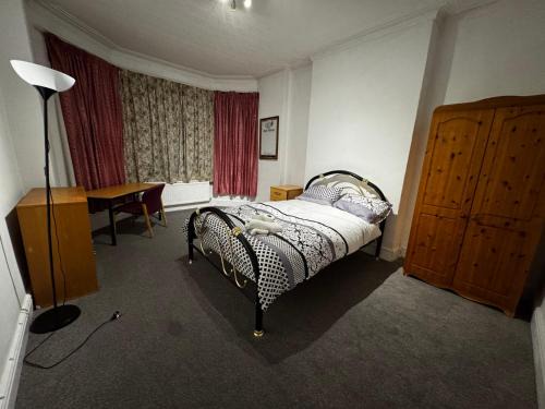 Salford House | Double-Bedroom in the Heart of Salford Manchester GCSW5 Perfect for Short Stays