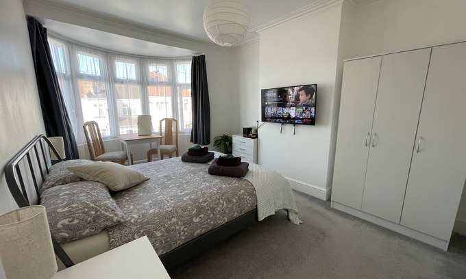 North Greenford House | Double Bedroom with TV in Sudbury Hill Wembley - 10 mins from Wembley Stadium