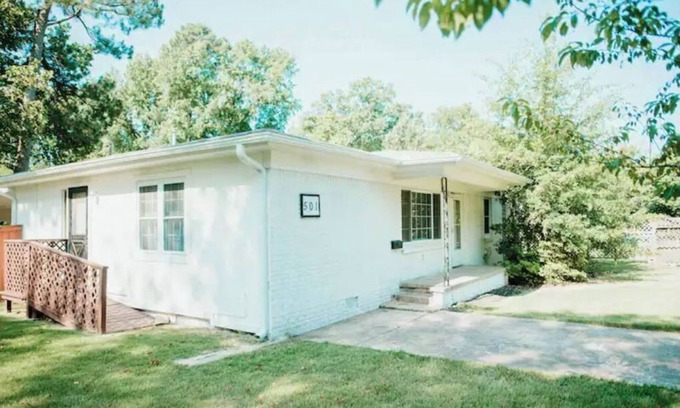 Jacksonville House | Double Diamond Rentals - Comfortable 4-bdr Home
