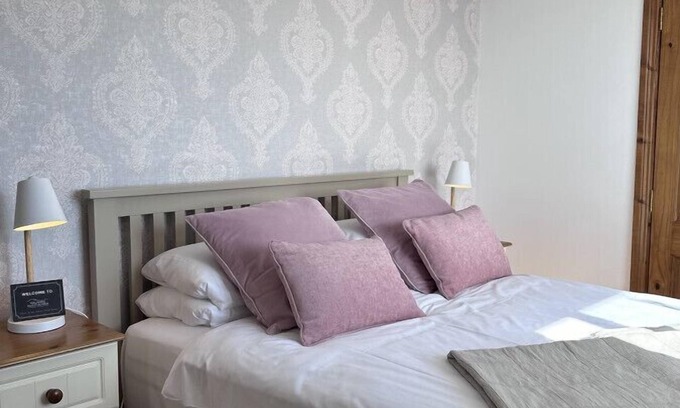 Malahide House | Double en-suite in a pretty Guest House close to Malahide Castle & Dublin Airport