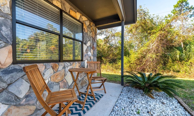 Palm Valley House | Double Ensuite Bedrooms in Cheerful Townhouse