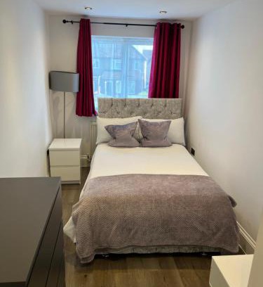 Chessington House | Double Guest Room 40 minutes from Central London