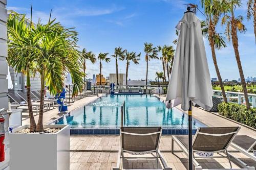 Bay Harbor Islands Apartment | Double Queen Room-Hosted by Sweetstay