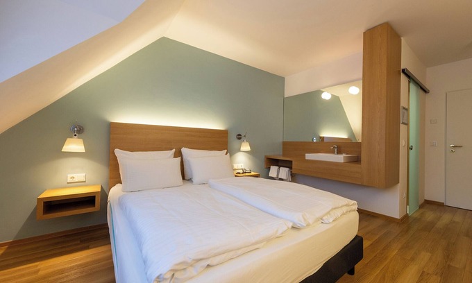 Dorumer Neufeld Apartment | Double room 111. Cozy and dog-friendly.