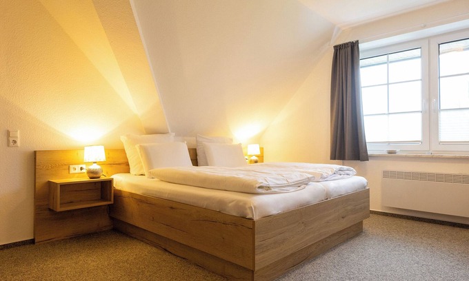 Dorumer Neufeld Apartment | Double room 123. Bright interior and garden view.
