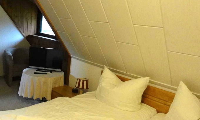 Lubkow Apartment | Double room 15 m² (shared bathroom) - Reetdachhaus Landhaus Ulrich