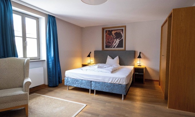 Volkach Apartment | Double room (19-23sqm) with regional breakfast buffet and WLAN