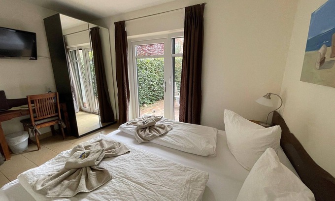 Karlshagen House | Double room 19 Max with terrace, wheelchair accessible - Usedom Bike - Hotel Max & Anna