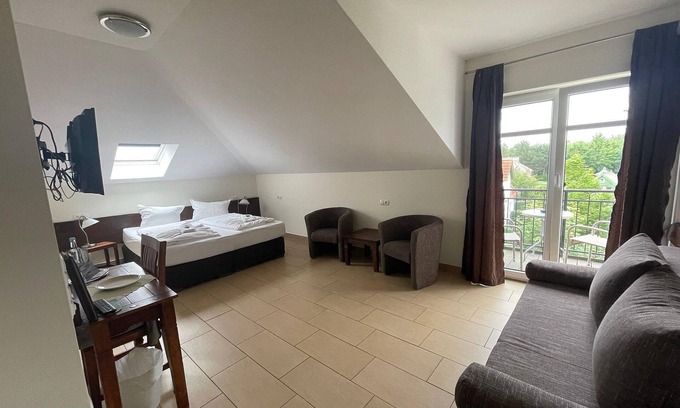 Karlshagen House | Double room 32 Max with balcony - Usedom Bike - Hotel Max & Anna
