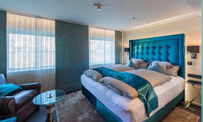 Muelheim Hotel | Double room, shower, toilet, river view