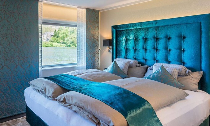 Muelheim Hotel | Double room, shower, toilet, river view