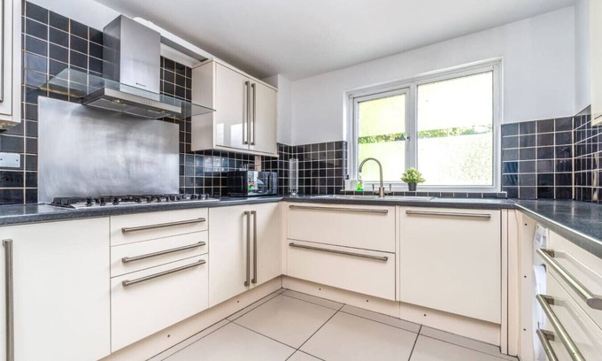 St. Dunstan's House | Double Room in Whitechapel