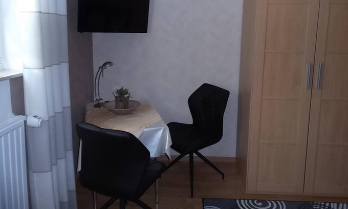 Anschau Apartment | Double room (in the basement) with shared bathroom / toilet - Ferienwohnung Familie Schmitz