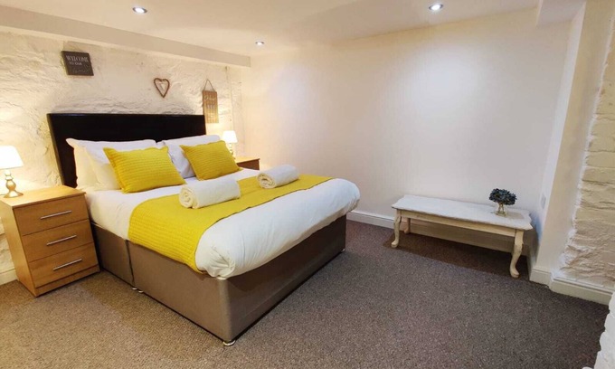 Gorseinon Apartment | Double room, Kitchen, Livingroom & Private Parking