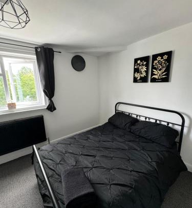 Gloucester House | Double Room Located 2 Minutes From Gloucester Royal Hospital