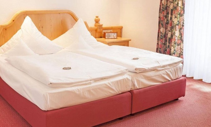 Bad Schandau House | Double room "Stadtblick", shower or bath, WC - Elbhotel Bad Schandau
