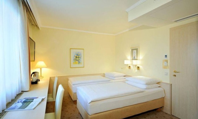 Elisabeth-Vorstadt House | Double room standard with shower and bath, toilet - clipper, hotel