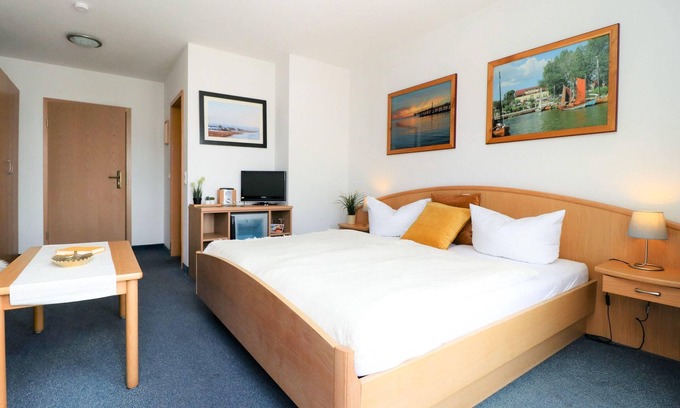Ostseebad Wustrow Apartment | Double room with balcony directly at the harbor of Wustrow