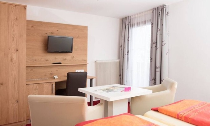 Tiefgraben Bed & Breakfast | Double Room with Balcony and Garden View - Pension Irlingerhof *