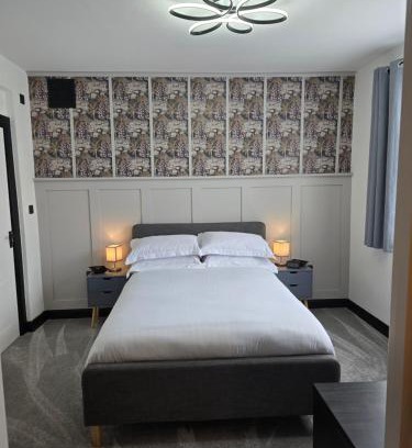 London Borough of Hounslow House | Double Room with Ensuite Bathroom