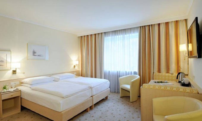Elisabeth-Vorstadt House | Double room with shower and bath, toilet - clipper, hotel