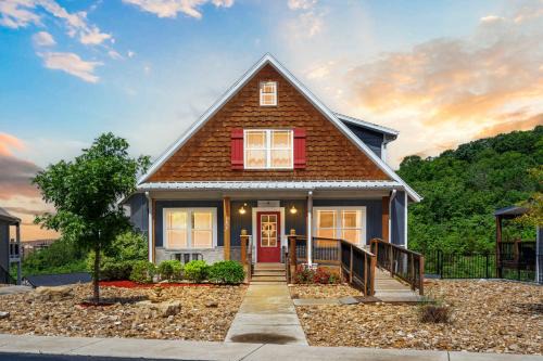 Table Rock Cabin | Double-Sided Fireplace, Lake Views, Daily Tickets to Local Attractions, Air Hockey!