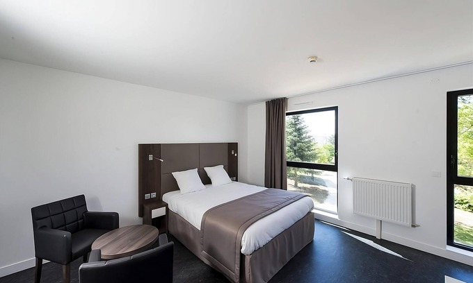 Dijon Hotel | Double Studio Supérieur Stay w/ Parking & Lovely Views! Pets Welcome!
