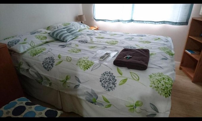 Harlington House | Double with shared bathroom sleeps 1-2 located 5 minutes from Heathrow dsbyr