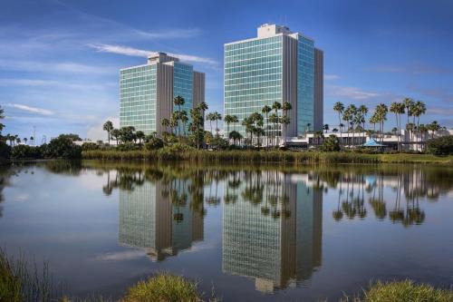 Florida Center Hotel | DoubleTree by Hilton at the Entrance to Universal Orlando