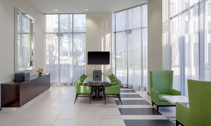 Greenway Plaza-Upper Kirby Hotel | DoubleTree by Hilton Hotel Houston - Greenway Plaza
