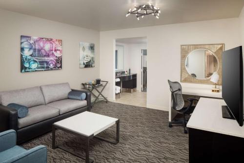 Downtown Detroit Hotel | DoubleTree Suites by Hilton Hotel Detroit Downtown - Fort Shelby