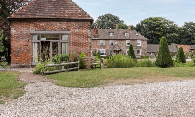 Martin Cottage | DOVECOTE, pet friendly, with hot tub in St Margaret's At Cliffe