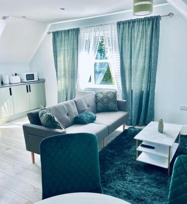 Dover Apartment | Dover Castle & Port, on-site parking, lovely quiet area