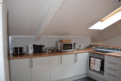 Clayton Bed & Breakfast | Downlands Barn apartment 1 Bedroom - 2 Futon in Lounge