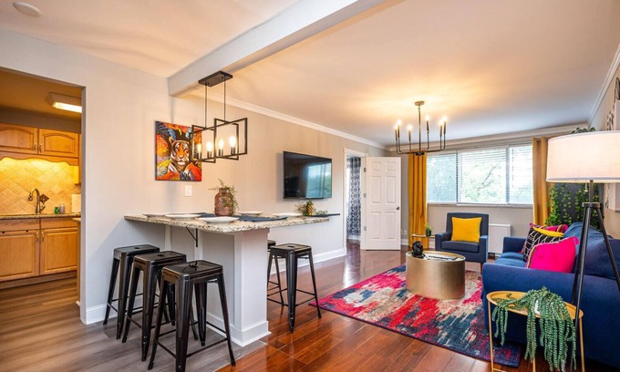 Downtown Atlanta Condo | Downtown 2BR King Bed FREE Parking 1413