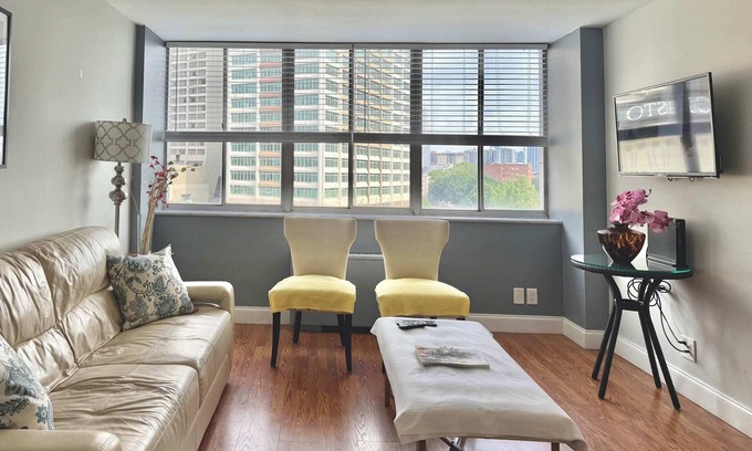 Downtown Atlanta Apartment | Downtown ATL condo 1B1B Free Parking!