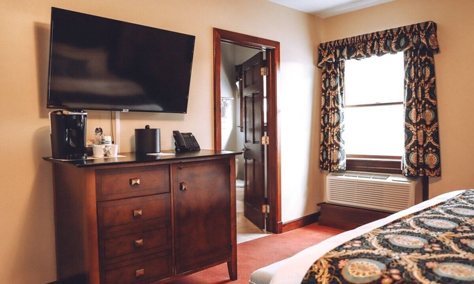 Milford House | Downtown Basecamp: Enjoy Nature, History & Our Free Breakfast