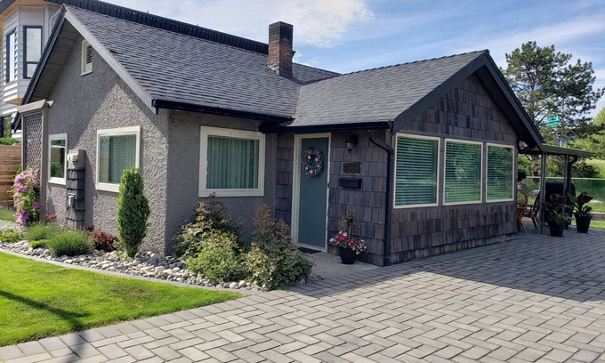 South Central House | Downtown Beach Charming Heritage Beach House nLicence #4083434