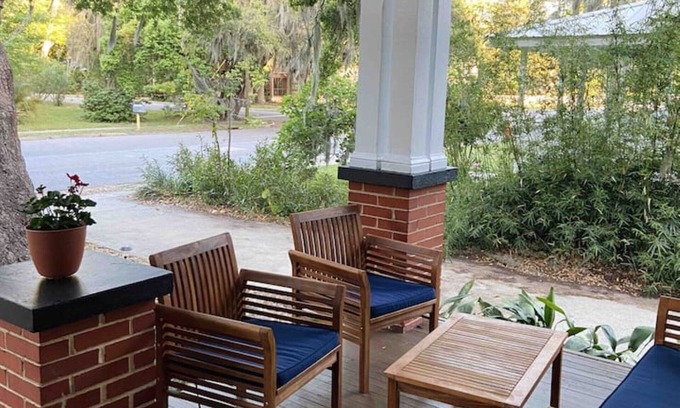 Brunswick House | Downtown Cottage. Bright Newly Renovated 1920's home!