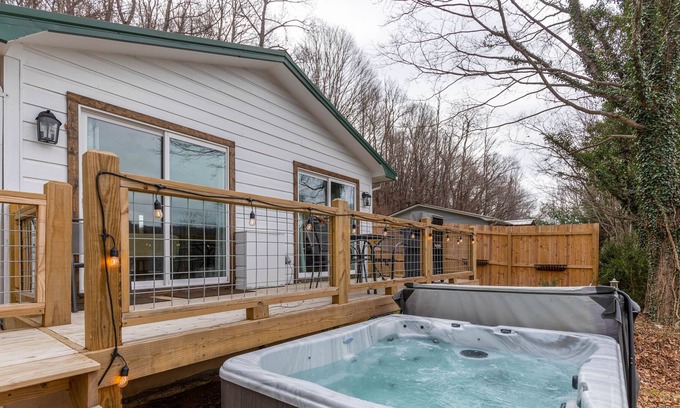 West Jefferson House | Downtown Cottage - Cute, pet friendly, one bedroom home in West Jefferson with hot tub.